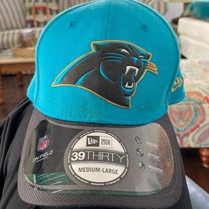 NWT Carolina Panthers New Era 39Thirty OnField Sideline Flex Fit sz M/L Hat Cap